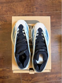 Yeezy 700 kynait