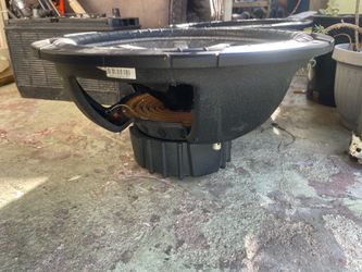 Kicker comp 15 inch subs 1 subwoofer has a hole in it