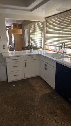 Kitchen Cabinets & Appliances