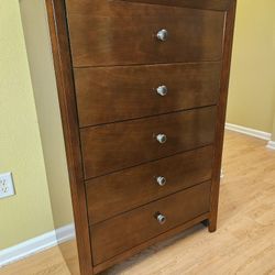 Clean and Nice Brown 5 Drawer Dresser.