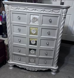 Clothes chest. Silver Finish, made by Ashley Furniture in excellent condition. Hablo español y hago entrego
