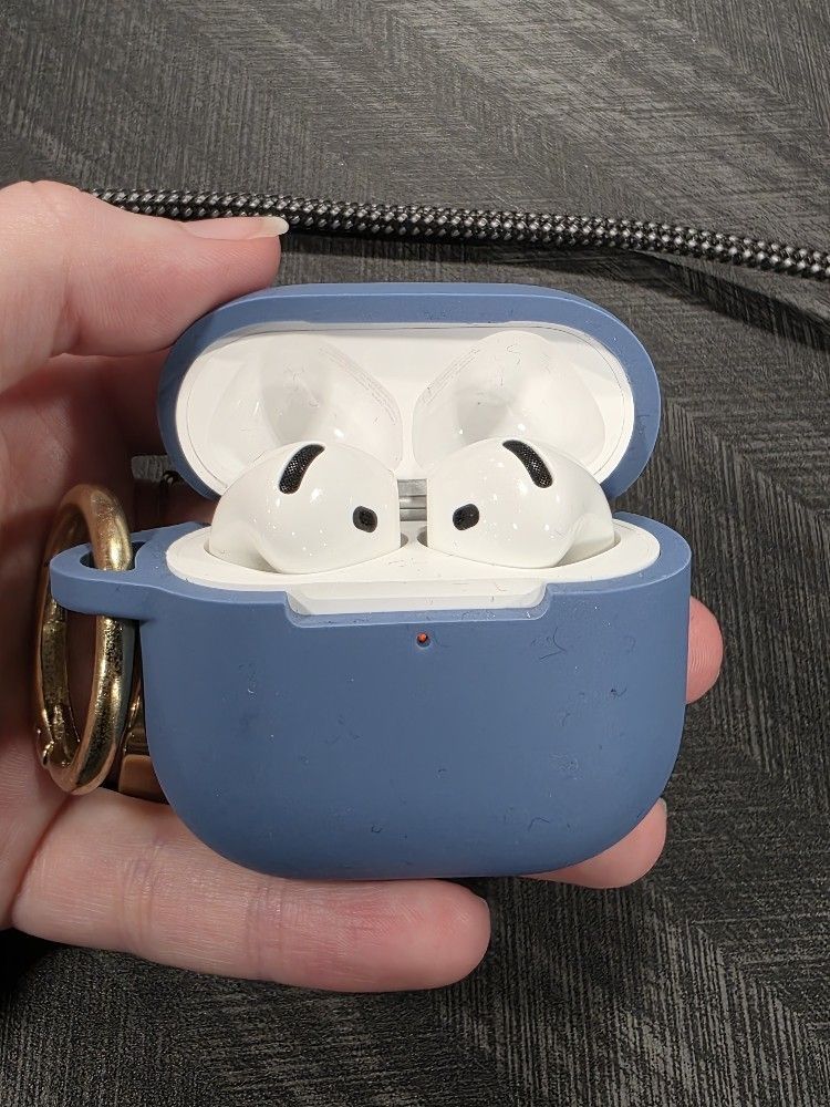 Airpods 4 with Active Noise Canceling Shoot me an offer