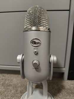 Logitech Creators Blue Yeti USB Microphone for Gaming, Streaming, Podcast