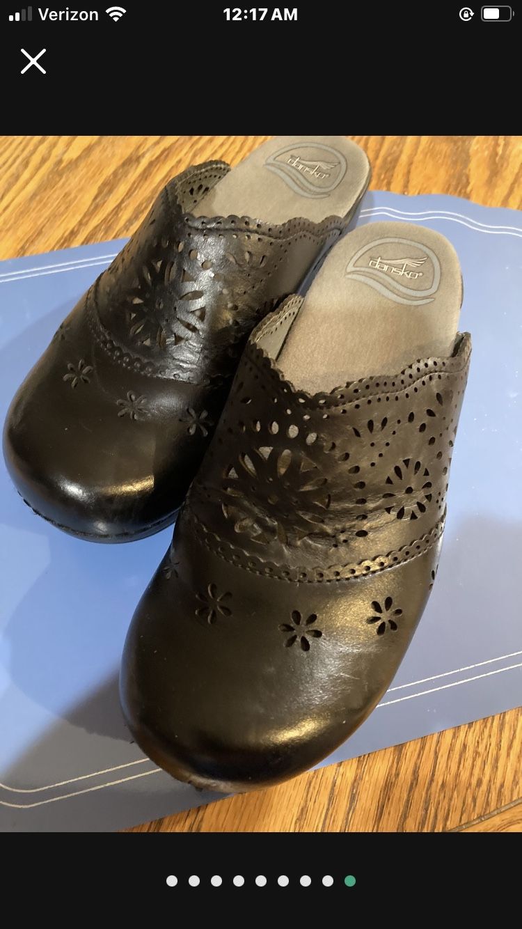Néw Womens Black Dansko Skylar Cut Out Mules Size 37