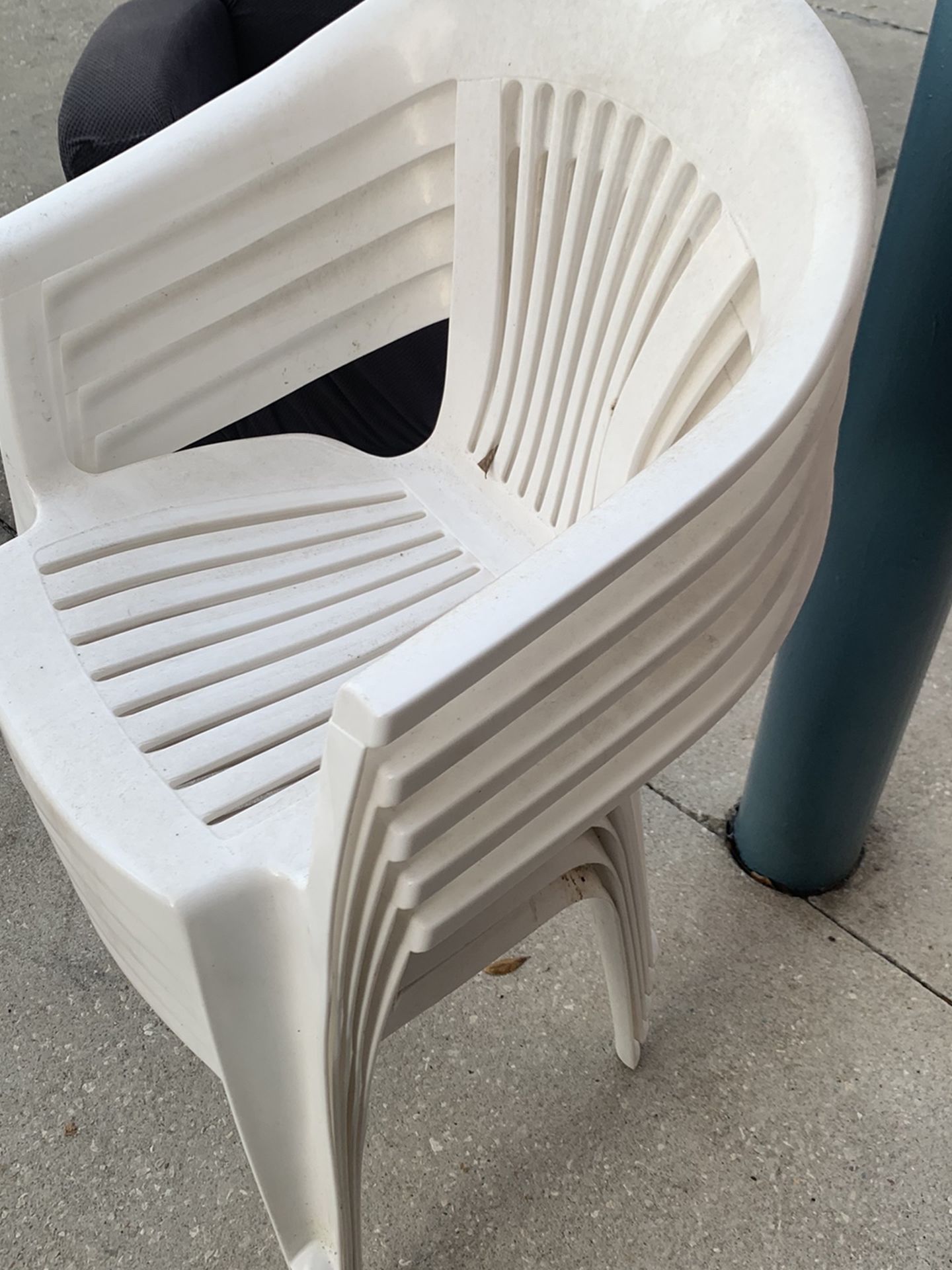5 PLASTIC WHITE PATIO CHAIRS IN GOOD CONDITION
