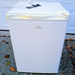 Commercial Cool 2.6 CF Refrigerator 