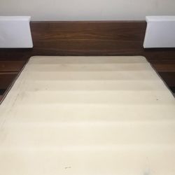 Modern  Queen  Size Bed 🛌  And Matress / Desk