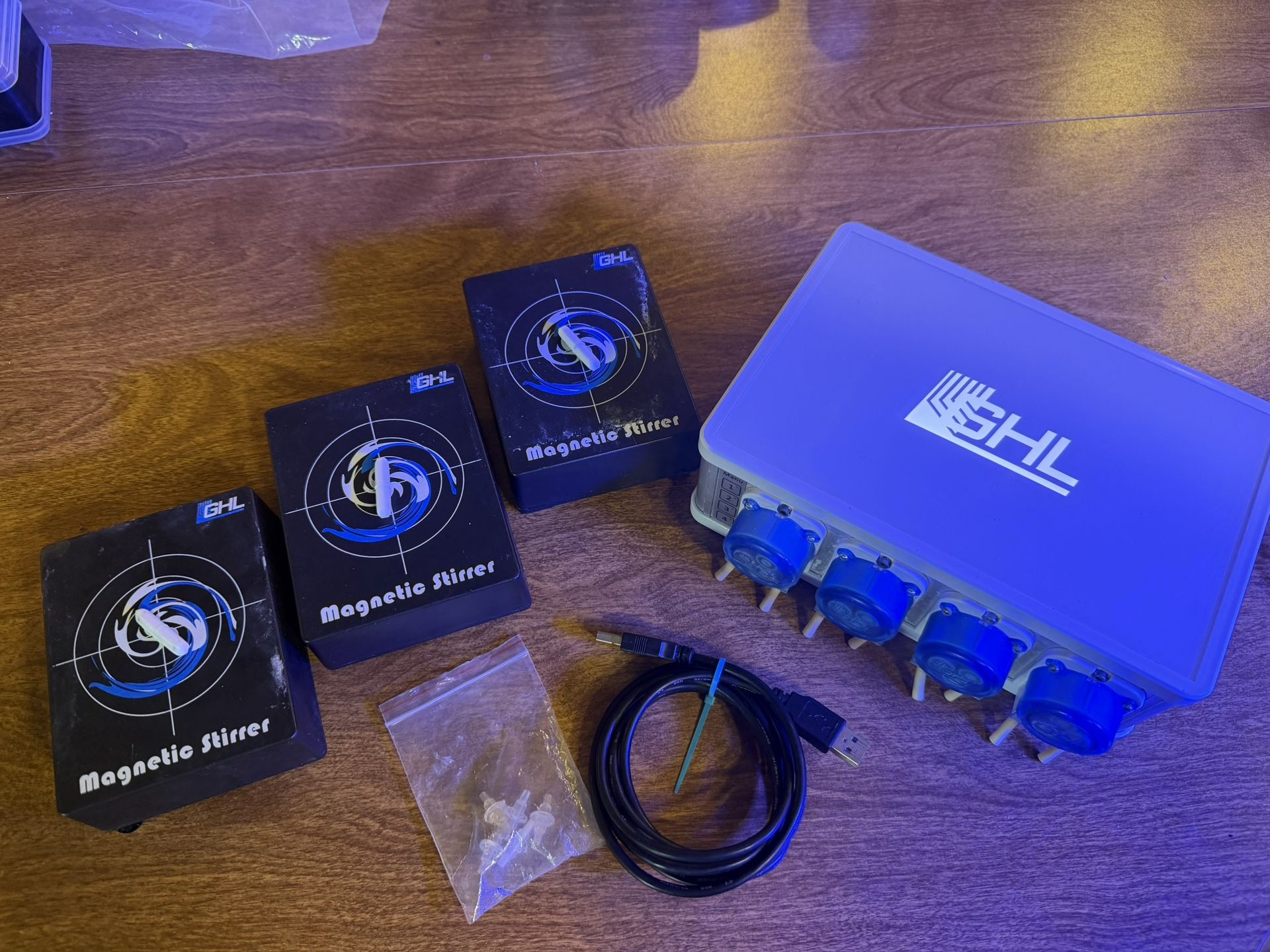 GHL 4 Head Doser 2.1 Stand Alone and 3 magnetic stirrers.