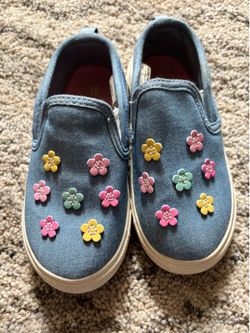 Little girls Carter shoes.   Size 10.
