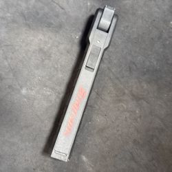 Snap on slim magnetic flexible flashlight.