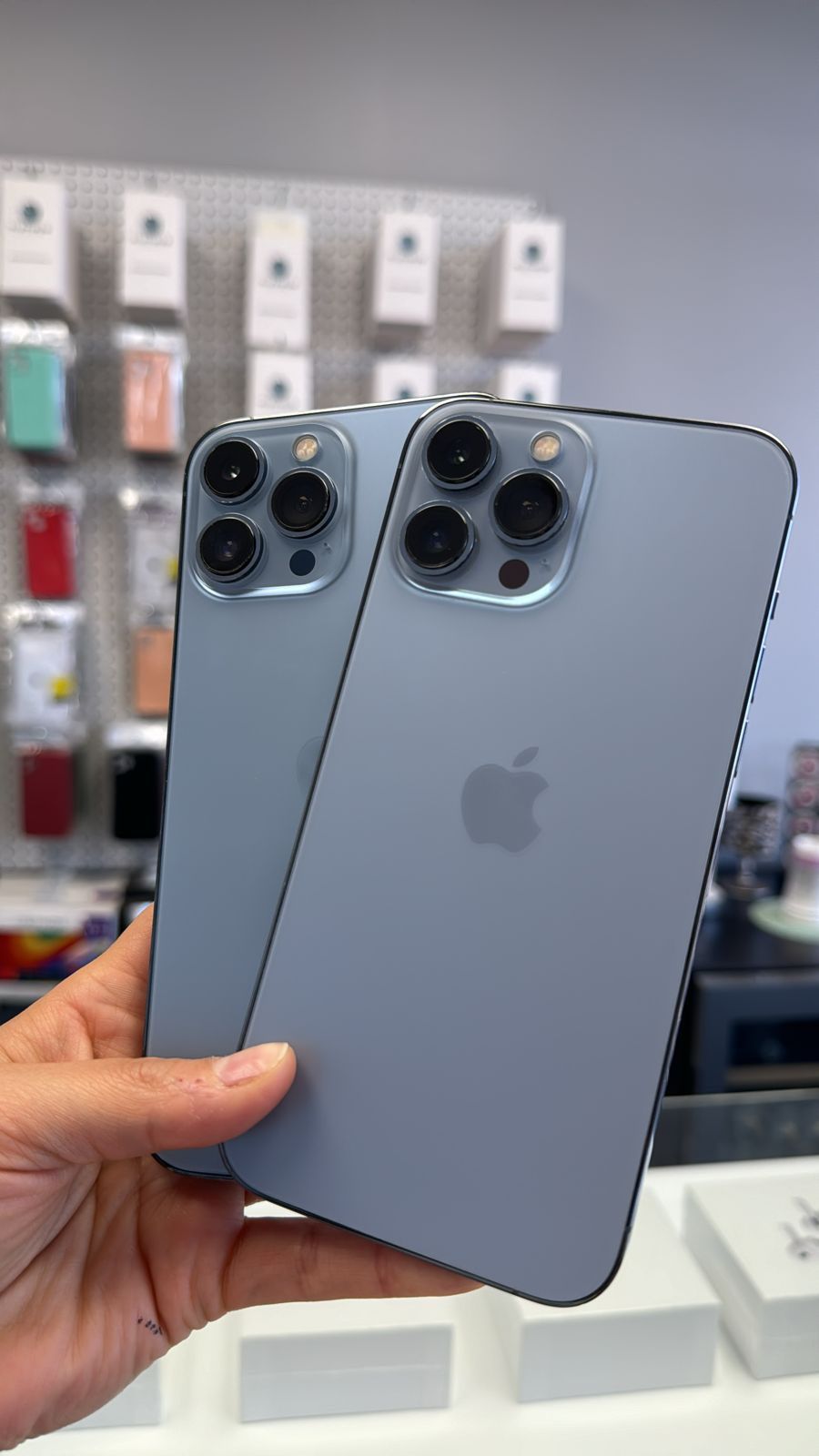 iPhone 13 Pro Max UNLOCKED 256Gb $720 AirPods And Charger For Free !!!!