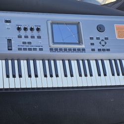 Roland Fantom FA-76 Music Workstation Keyboard. 