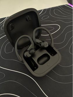 Black Powerbeats Pro Wireless Ear Buds