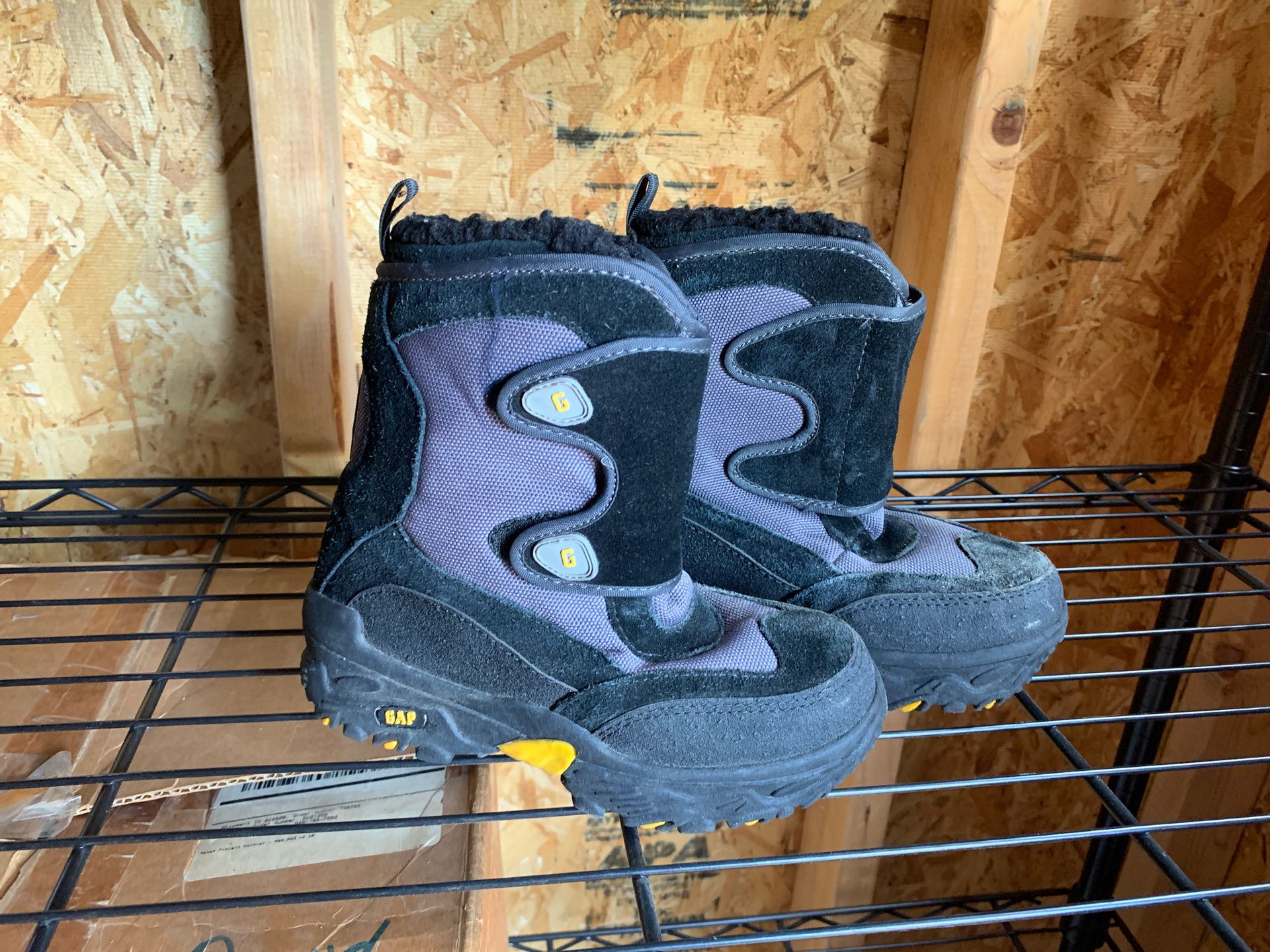 Kids snow boots from GAP size 12