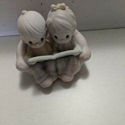  Collectibles.Precious Moments.. Beautiful GIF.