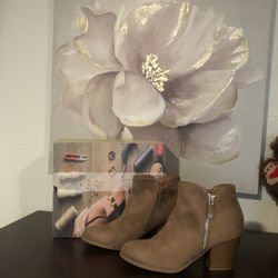 Women Booties. Zipper.  size. 7. 