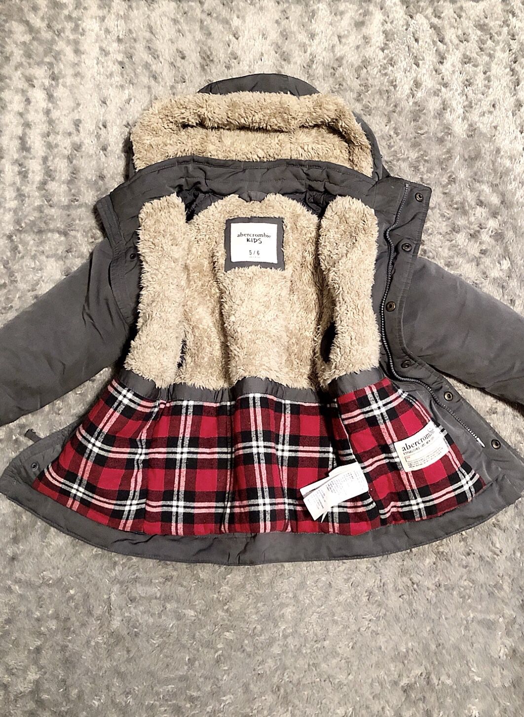 Boys Abercrombie kids coat paid $120 5/6 Like new! Very nice coat for the Fall/Winter season. liningSherpa inside grey coat w tan sherpa lining & che