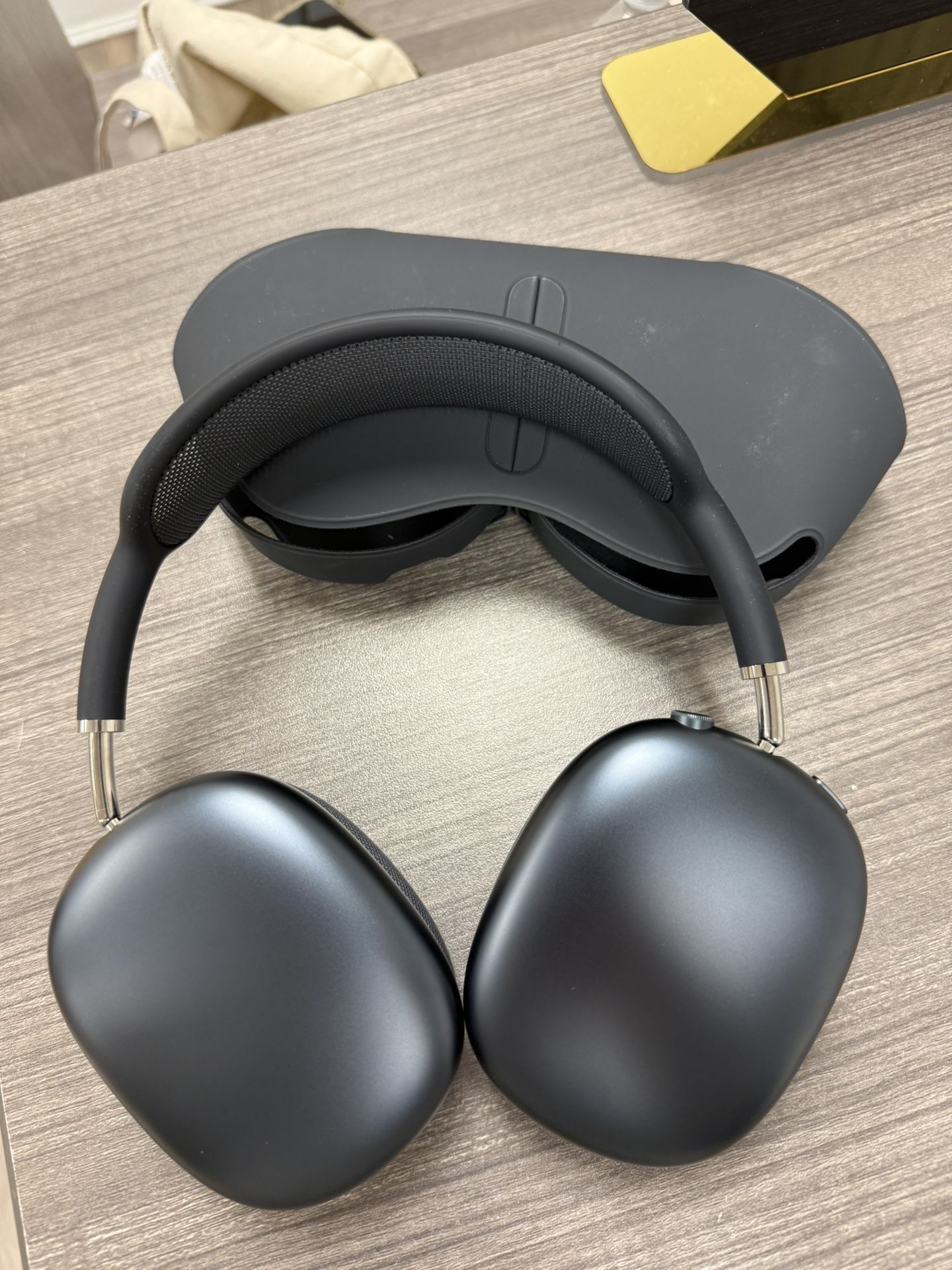 GENTLY USED AIRPOD MAX