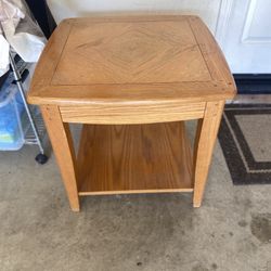 Solid wood coffee table 26*26 heavy