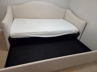 Daybed with one twin mattress and trundle