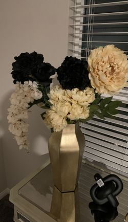 Decorative vase with flowers