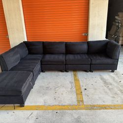 Black Modular Sectional! 6 Pieces.