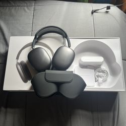 Black AirPod Maxes 