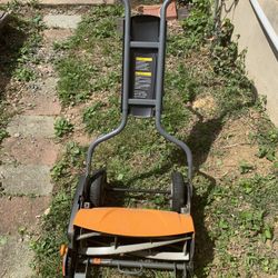 Fiskars Push Lawn Mower - 18" Width Manual Reel Mower with No Motor - Grass Cutter with Steel Blades that Stay Sharp - Herramientas Lawn Care Tools