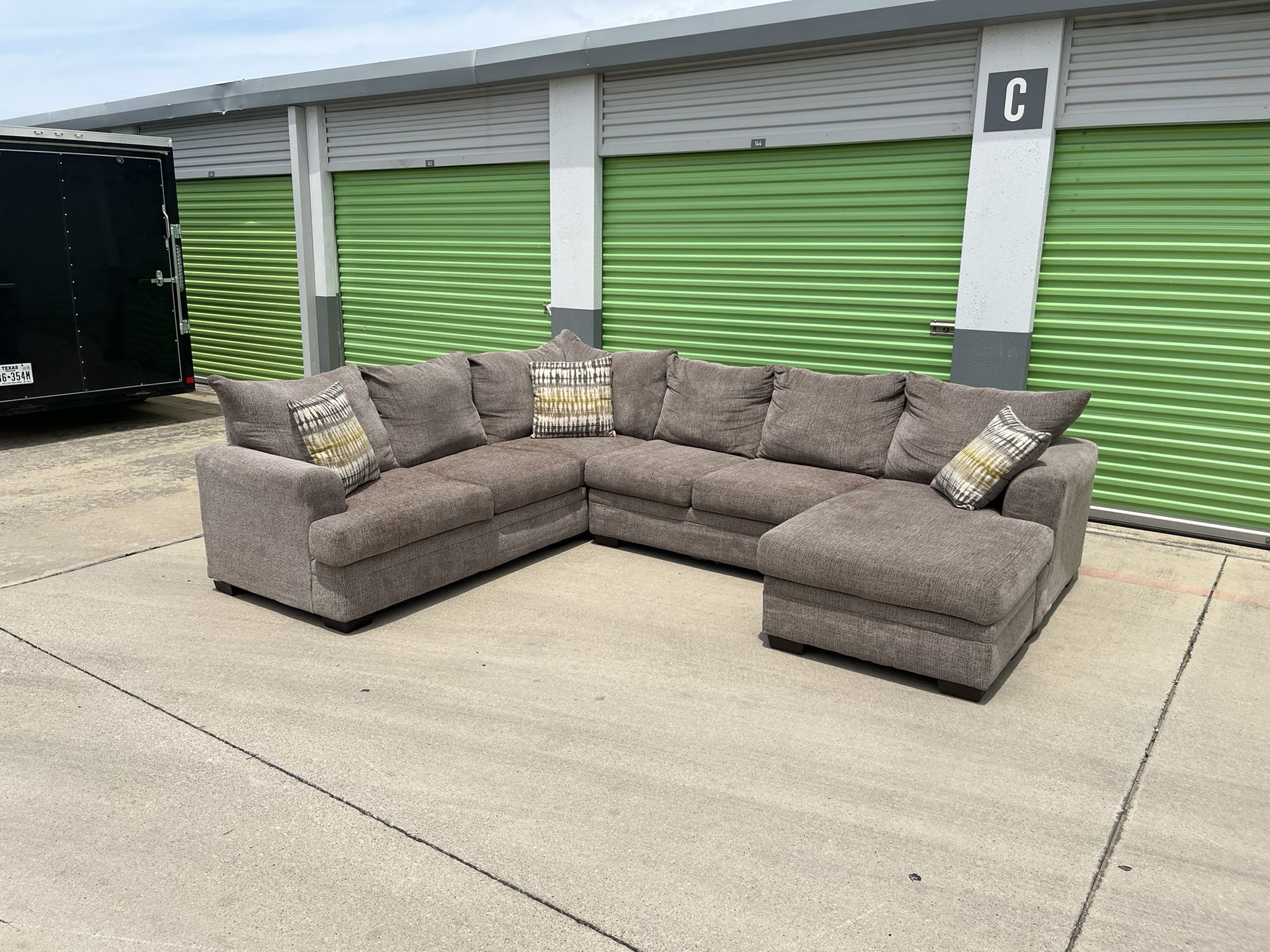 FREE DELIVERY - Large *Reversible* Sectional Couch