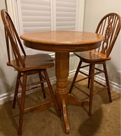 Brown table w/ 2 chairs