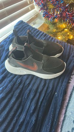 Nike Youth Flex Runner 3 Size 5 Black With Red Swoosh 