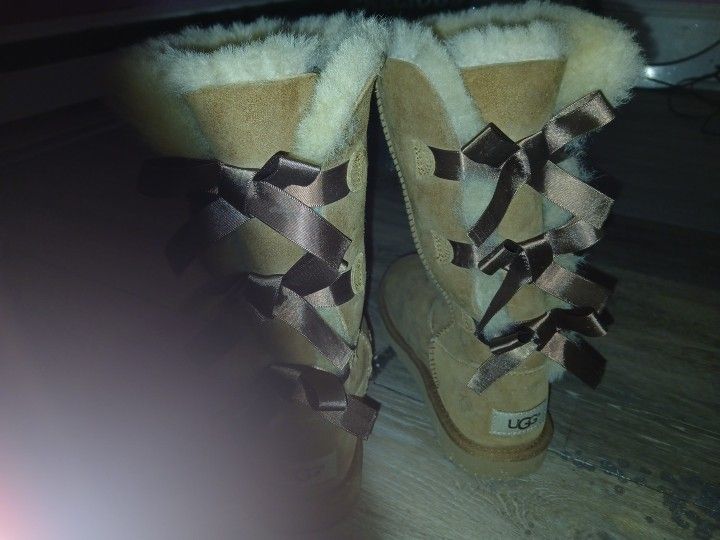 NEVER WORN SIZE 2 UGG BOOTS