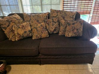 Sofa w pillows