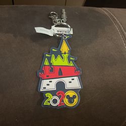 New Disney Parks Exclusive 2020 Vinyl Castle Keychain and Charm