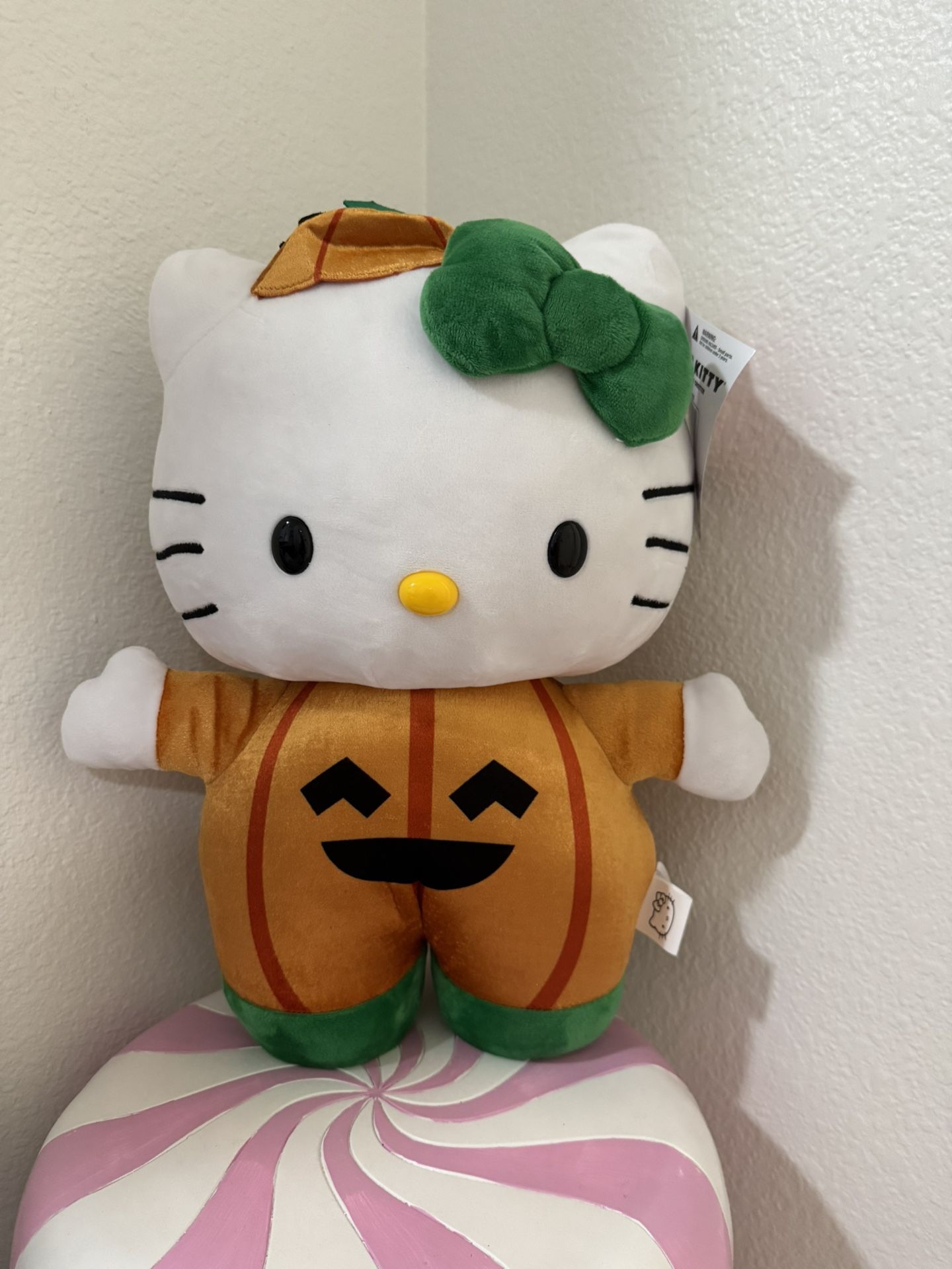 HELLO KITTY PUMPKIN GREETER