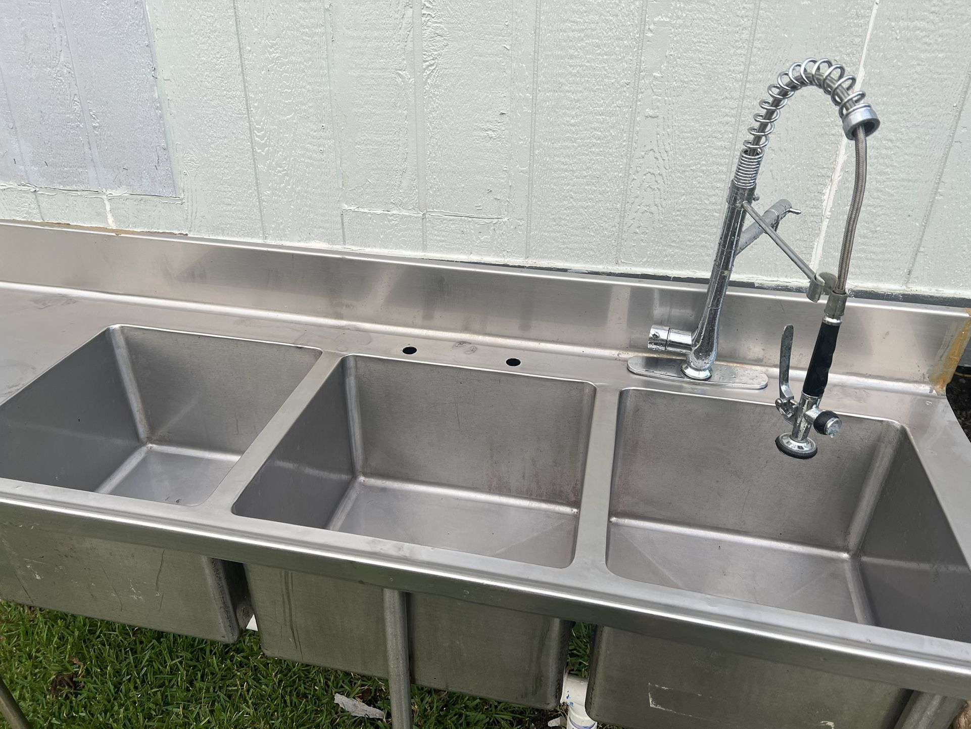 Stainless Steel 3Sink Compartment.