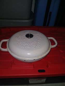 Cast iron pan with lid