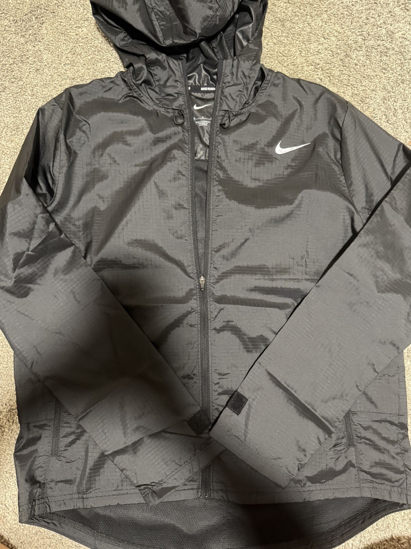 NWOT Women’s Nike windbreaker medium. 