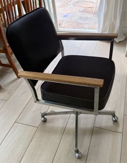 Rolling desk chair