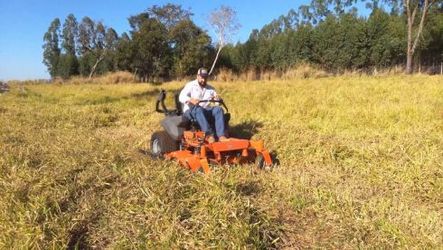 Se arreglan máquinas para cortar pasto !!