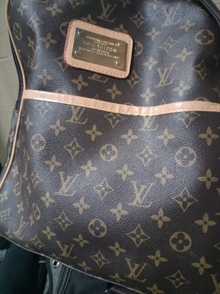 Louis Vuitton officer pouch Mint Condition!!! MAKE ME AN OFFER!! for Sale  in Lake Buena Vista, FL - OfferUp