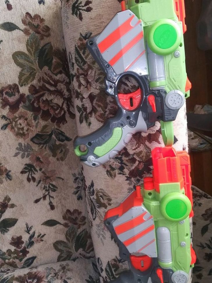 2 Nerf Guns With 2 Disc Darts
