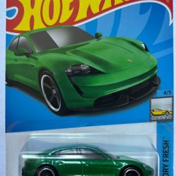 Hot wheels Porsche Taycan Turbo S Green