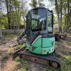 2012 John Deere D27 Mini Excavator With A Closed Cab.
