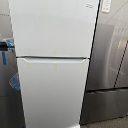 Frigidaire Top Freezer Refrigerator in White