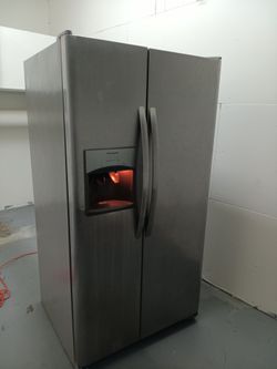 FRIGIDAIRE REFRIGERATOR MAKES ICE AND FILTERS WATER .