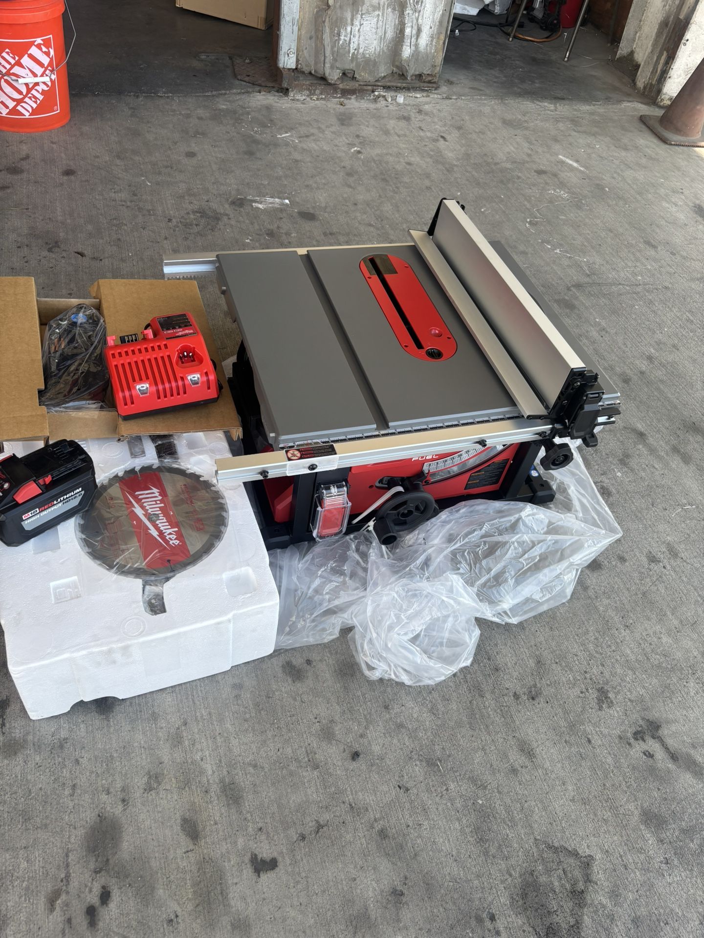 Milwaukee M18 FUEL ONE-KEY 18- volt Lithium-Ion Brushless Cordless 8-1/4 in. Table Saw Kit W/(1) 12.0Ah Battery & Charger