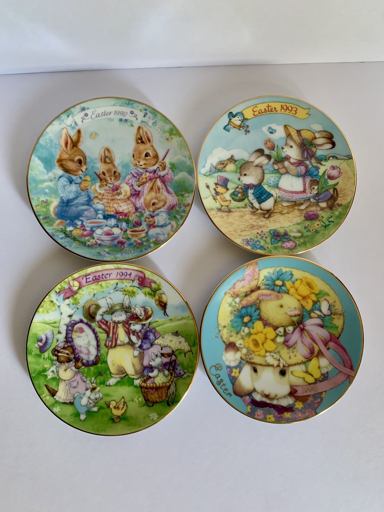 Vintage Colorful Moments Easter Plates Collectibles (1992–1995) – Set of 4 ✨