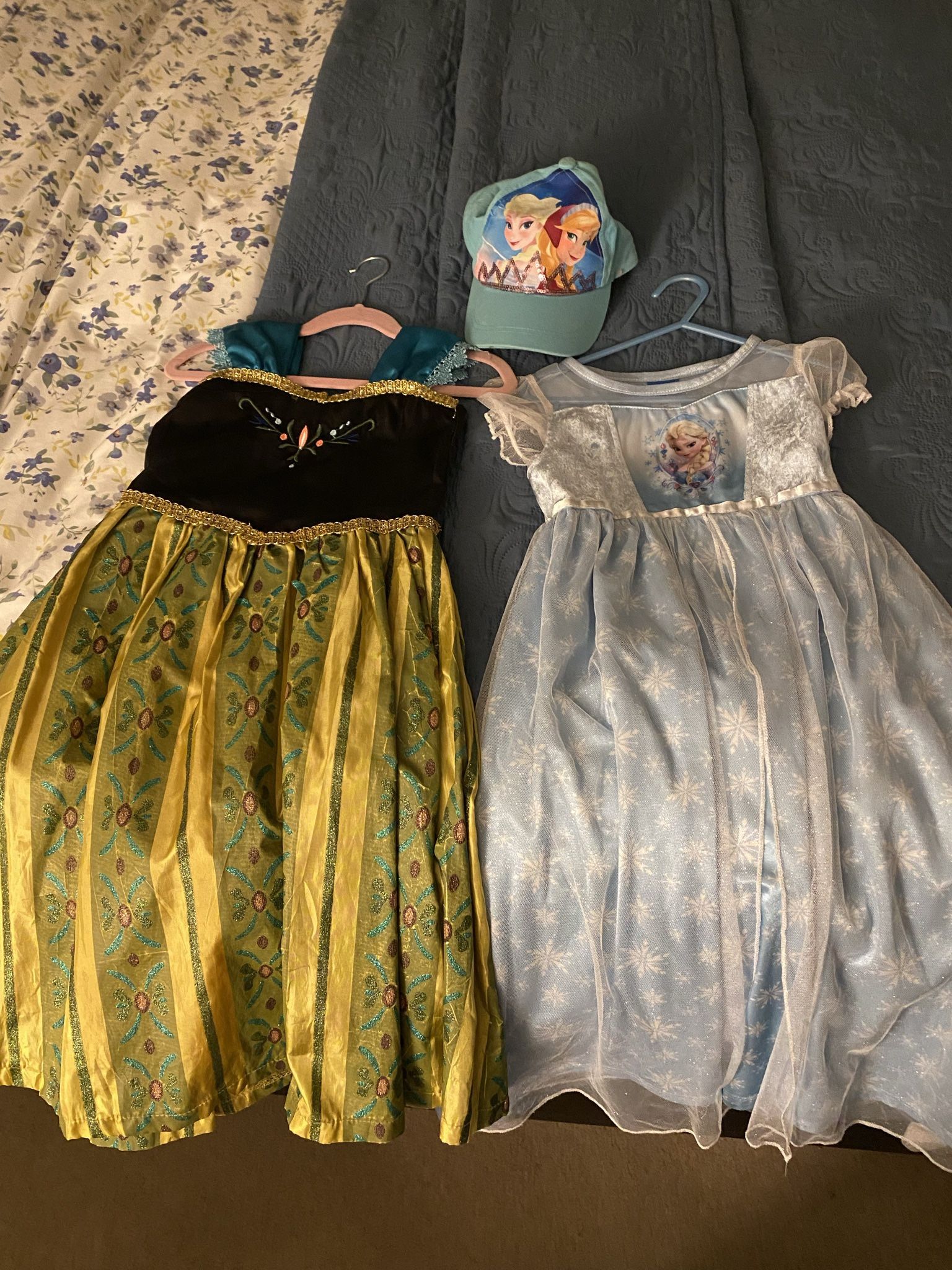 Frozen - Anna and Elsa dressed and Hat