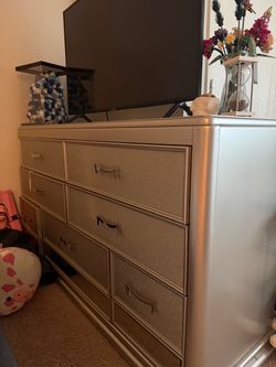 Dresser With Two Small Bed Side